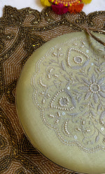 将图像加载到图库查看器中， Elegant Floral Chik0ankari Handle Clutch - HONC0313581
