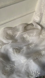 将图像加载到图库查看器中， Lakhnavi 手工制作纯欧根纱 Chikankari 未缝合库尔塔和杜帕塔套装 - HONC0111117