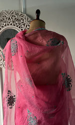 将图像加载到图库查看器中， Women's Lucknowi Handcrafted Pure Organza Silk Chikankari Saree - HONC0321772