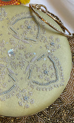 将图像加载到图库查看器中， Elegant Floral Chik0ankari Handle Clutch - HONC0313577
