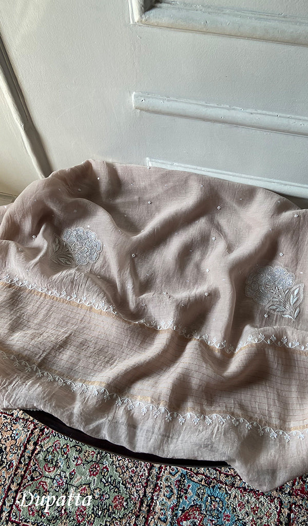 Women's Lakhnavi Handcrafted Mul Chanderi Kurta And Dupatta Set .