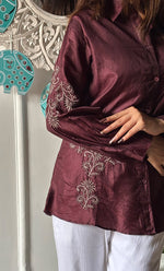 将图像加载到图库查看器中， Arohi Women&#39;s Lakhnavi Handcrafted Pure Manglore silk top with fine Chikankari - HONC0306894
