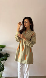 将图像加载到图库查看器中， Women's Lakhnavi Handcrafted Cotton Chikankari Top - HONC0325767