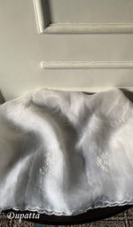 将图像加载到图库查看器中， Lakhnavi 手工制作纯欧根纱 Chikankari 未缝合库尔塔和杜帕塔套装 - HONC0111117