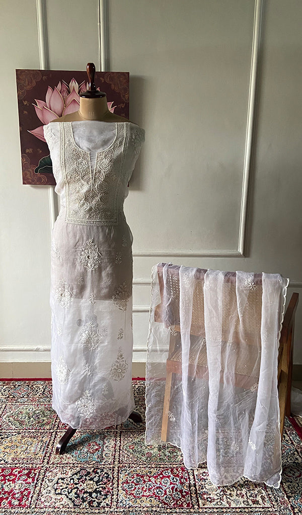 Lakhnavi 手工制作纯欧根纱 Chikankari 未缝合库尔塔和杜帕塔套装 - HONC0111117