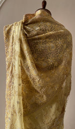 Saree on the mannequin, three quarter view