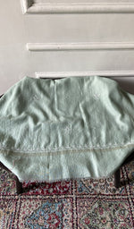 将图像加载到图库查看器中， Chikankari across the body of the sage kurta piece