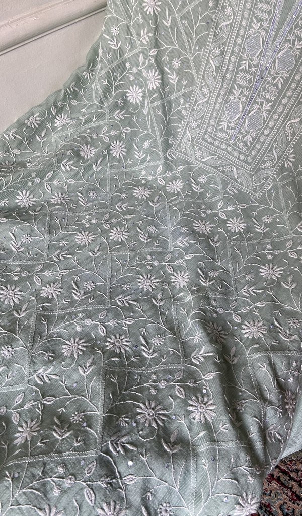 Do taar and teen taar chikankari in close view