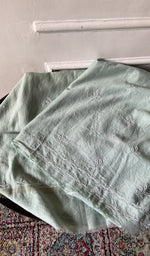 将图像加载到图库查看器中， Kurta piece folded over the bottom