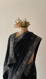 The pallu falling over the shoulder