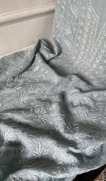 将图像加载到图库查看器中， Do taar and teen taar chikankari in close view