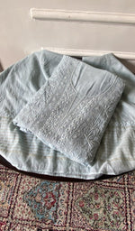 将图像加载到图库查看器中， Set folded, showing the worked gala