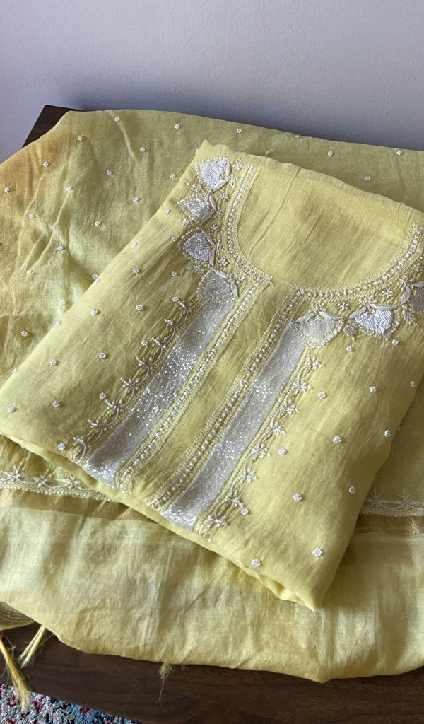 The set folded, kurta over dupatta