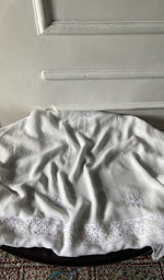 将图像加载到图库查看器中， kurta piece laid out full length