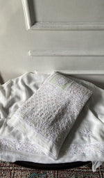 将图像加载到图库查看器中， kurta folded, showing the yoke