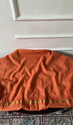 将图像加载到图库查看器中， deep orange pure mul chanderi, full piece laid out