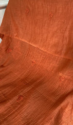 将图像加载到图库查看器中， dupatta chikankari detail, deep orange pure mul chanderi