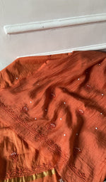 将图像加载到图库查看器中， border and hem work on deep orange pure mul chanderi