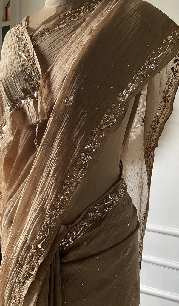pallu of the bronze pure mul chanderi saree, allover mukaish work