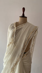 The pallu falling over the shoulder