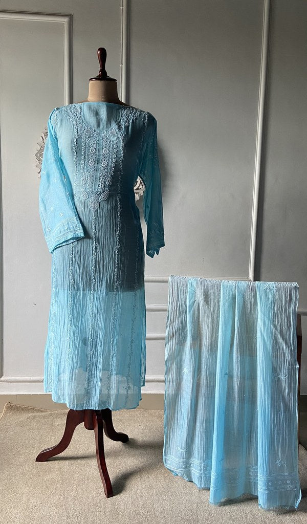The set folded, kurta over dupatta