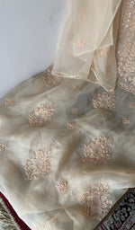 Close look at the do taar and teen taar chikankari