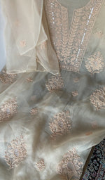 Kurta front laid out with the dupatta over it
