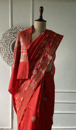 Load image into Gallery viewer, border work along the length of the saree
