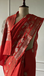 Load image into Gallery viewer, close up of the stitches on the body of the saree