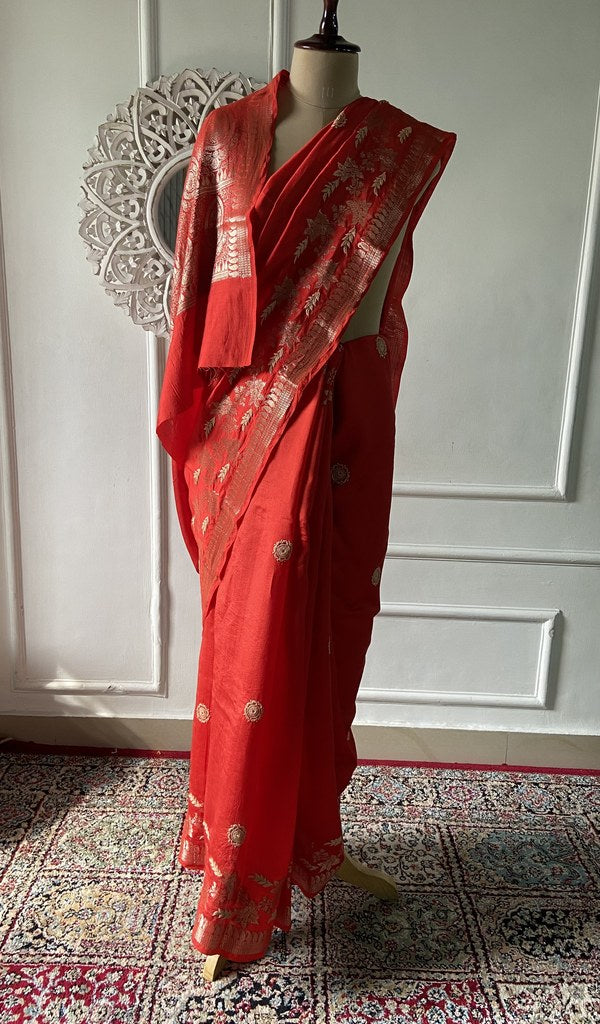 blouse piece laid beside the saree