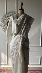 Load image into Gallery viewer, close up of the stitches on the body of the saree