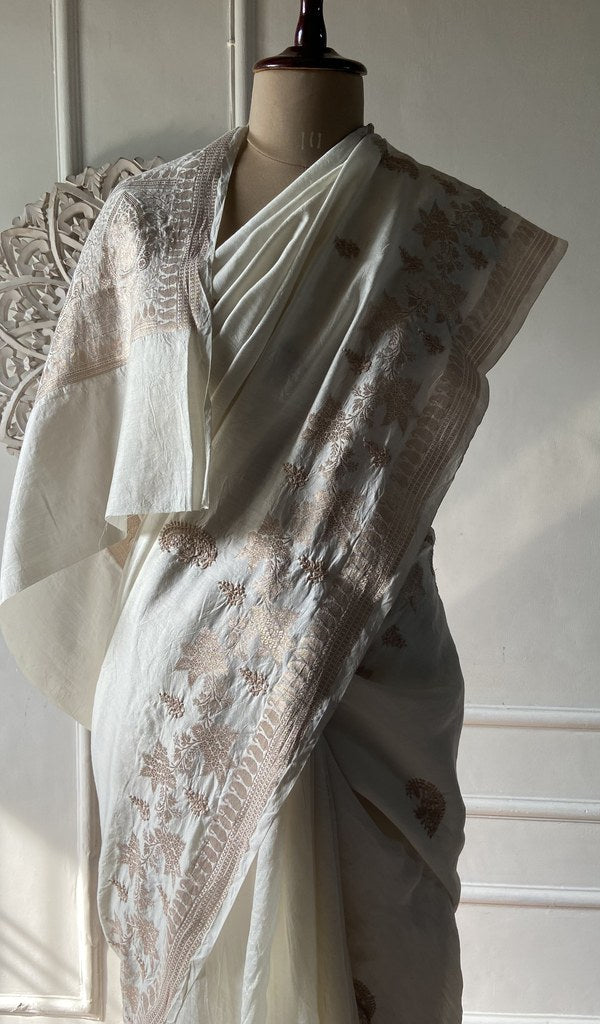 blouse piece laid beside the saree