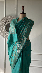 Load image into Gallery viewer, blouse piece laid beside the saree