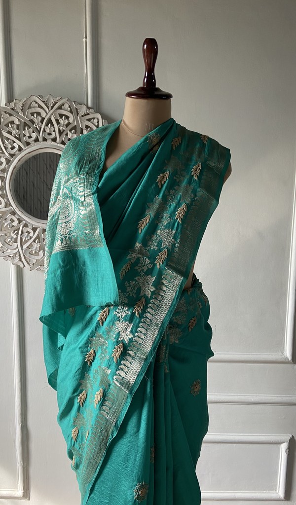 saree folded, border and pallu together