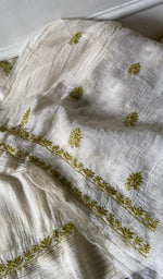 border and hem of the off white kurta piece