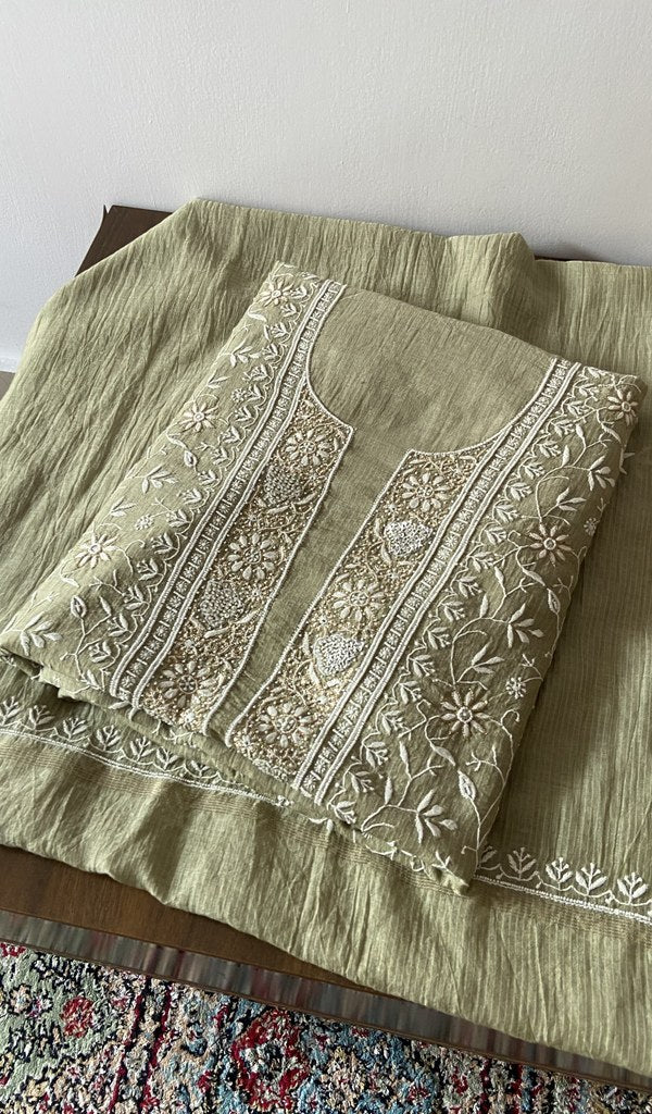 The set folded, kurta over dupatta