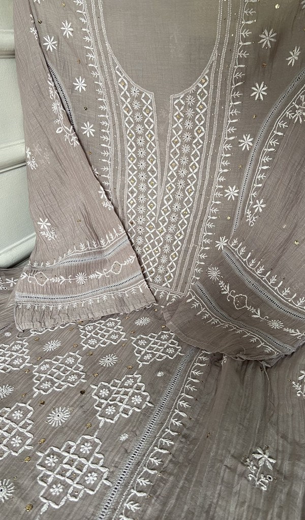 dupatta detail with the border work