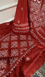 Load image into Gallery viewer, fine do and teen taar chikankari and haath ki jaali across the kurta