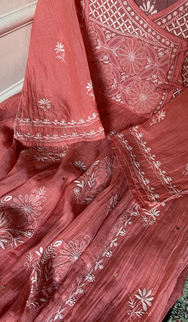 Do taar and teen taar chikankari in close view
