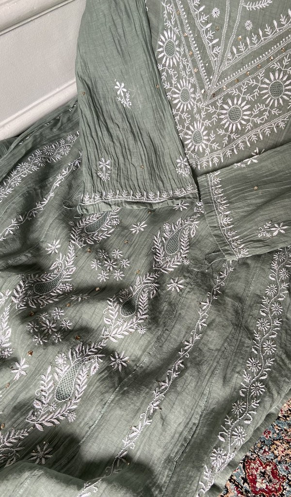 Do taar and teen taar chikankari in close view