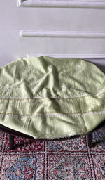 将图像加载到图库查看器中， kurta piece laid out full length