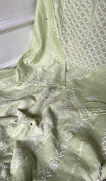 将图像加载到图库查看器中， fine do and teen taar chikankari and haath ki jaali across the kurta