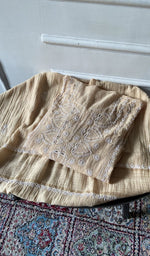 将图像加载到图库查看器中， Kurta piece folded over the bottom