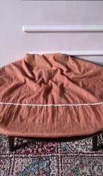 将图像加载到图库查看器中， Kurta piece and dupatta laid out