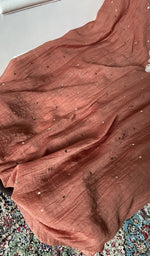 将图像加载到图库查看器中， Gala worked in beads badla work and mukaish work