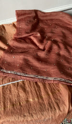 将图像加载到图库查看器中， Close up of the thread work