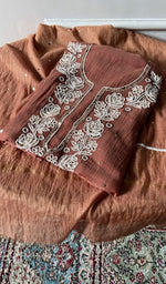 将图像加载到图库查看器中， The set folded, kurta over dupatta