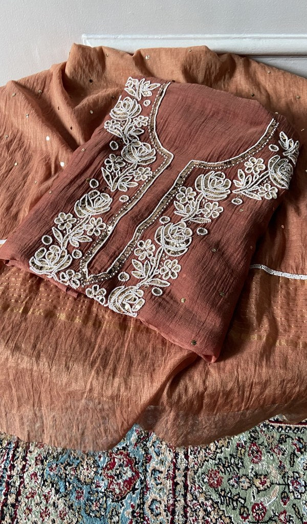 The set folded, kurta over dupatta