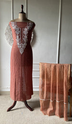 将图像加载到图库查看器中， Rust suit set on the mannequin with its dupatta