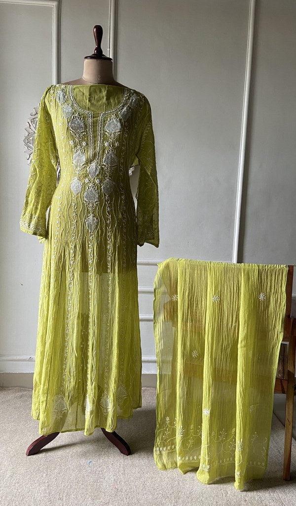 The set folded, kurta over dupatta